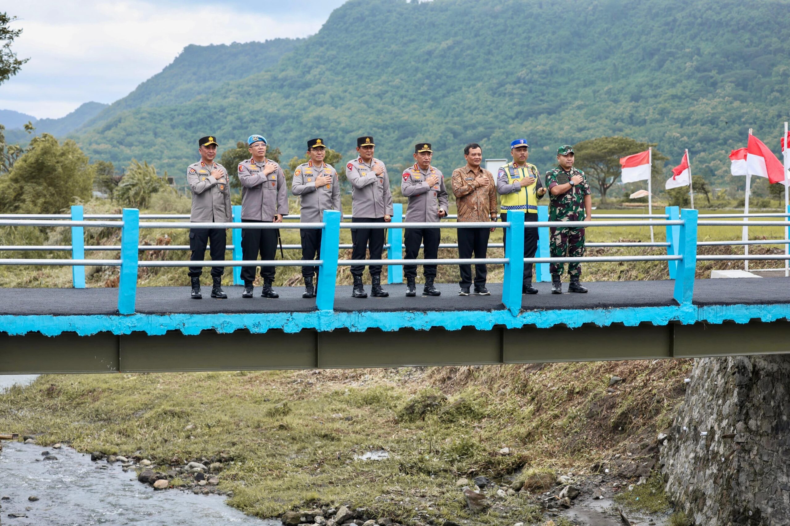 Kapolri Jenderal Polisi Listyo Sigit Prabowo bersama Gubernur Jawa Tengah Ahmad Luthfi meresmikan Jembatan Merah Putih di Dukuh Matangan, Klaten, Rabu 14 Januari 2026. (foto: Pemprov Jateng)
