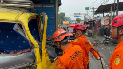 Tim SAR mengevakuasi korban terjepit kabin truk di jalur Pantura Semarang–Kendal 15 Januari 2026 (foto: Basarnas Semarang)