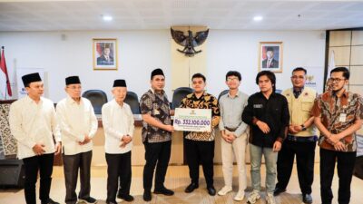 Wakil Gubernur Taj Yasin menyerahkan bantuan hunian kepada mahasiswa korban banjir Sumatera (foto: Pemprov Jateng)
