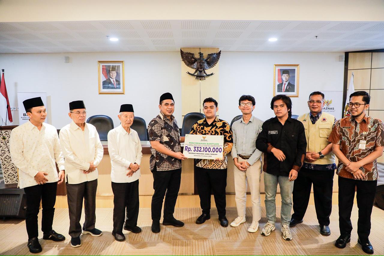 Wakil Gubernur Taj Yasin menyerahkan bantuan hunian kepada mahasiswa korban banjir Sumatera (foto: Pemprov Jateng)