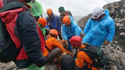 Tim SAR gabungan mengevakuasi jenazah pendaki muda dari jurang di Gunung Slamet (foto: Basarnas Semarang)