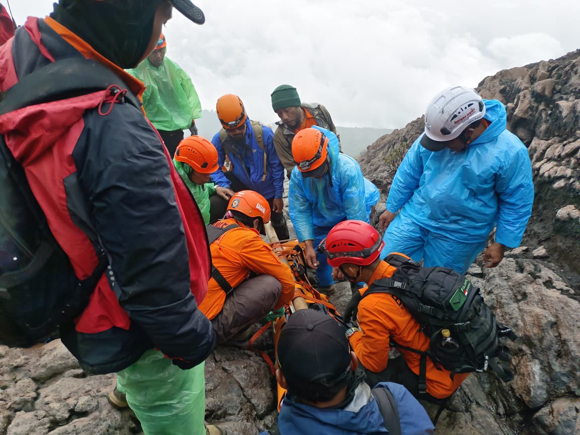 Tim SAR gabungan mengevakuasi jenazah pendaki muda dari jurang di Gunung Slamet (foto: Basarnas Semarang)