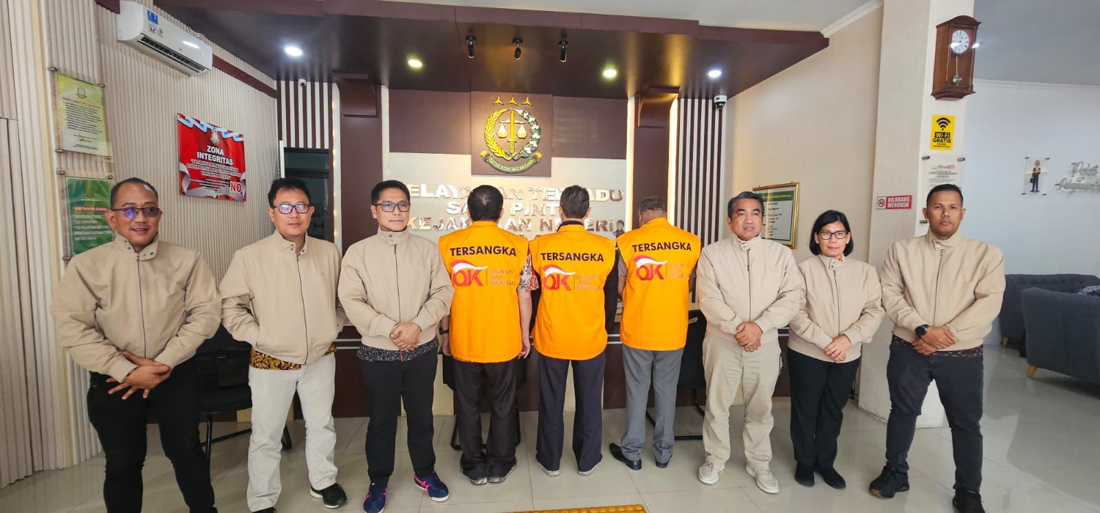 OJK melimpahkan tersangka kasus manipulasi saham SWAT senilai Rp230 miliar ke Kejaksaan Negeri Boyolali 13 Januari 2026 (foto: OJK Jateng)