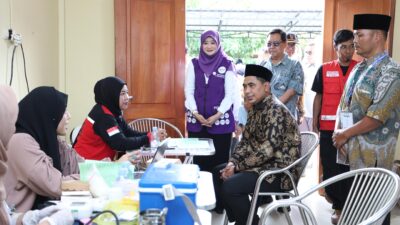 Wagub Jateng Taj Yasin Maimoen meninjau layanan konseling kesehatan mental di Posyandu Plus Anggrek XV Surakarta (foto: Pemprov Jateng)