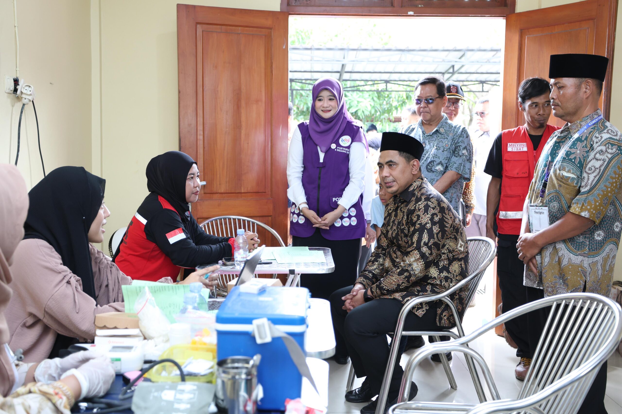 Wagub Jateng Taj Yasin Maimoen meninjau layanan konseling kesehatan mental di Posyandu Plus Anggrek XV Surakarta (foto: Pemprov Jateng)