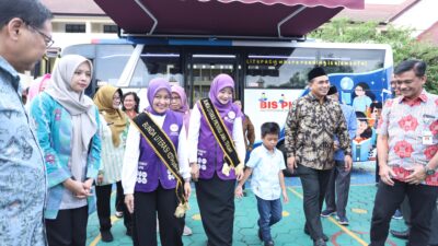 Bunda Literasi Jateng Nawal Arafah Yasin bersama Wagub Taj Yasin meluncurkan Bus Pintar di Surakarta, 17 Januari 2026 (foto: Pemprov Jateng)