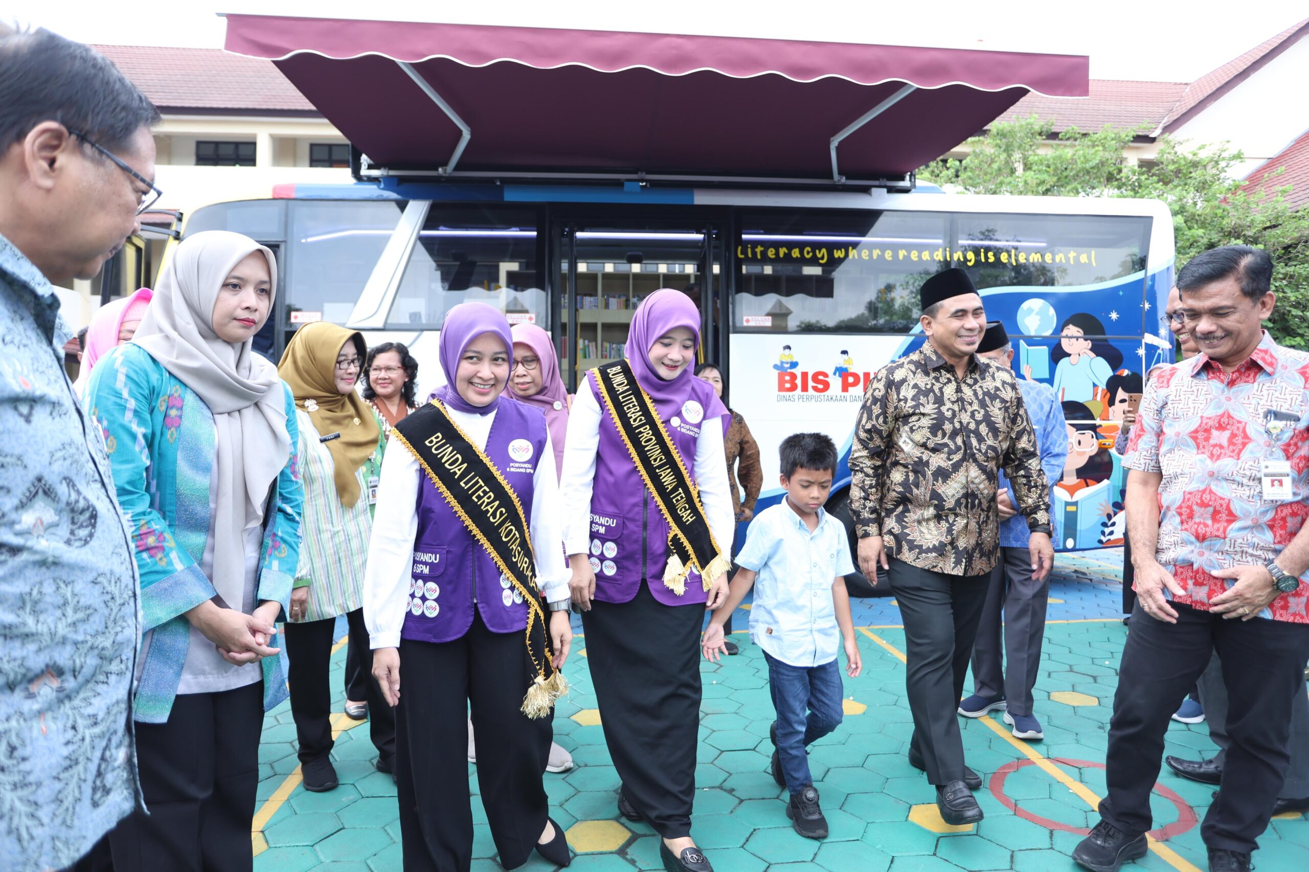 Bunda Literasi Jateng Nawal Arafah Yasin bersama Wagub Taj Yasin meluncurkan Bus Pintar di Surakarta, 17 Januari 2026 (foto: Pemprov Jateng)