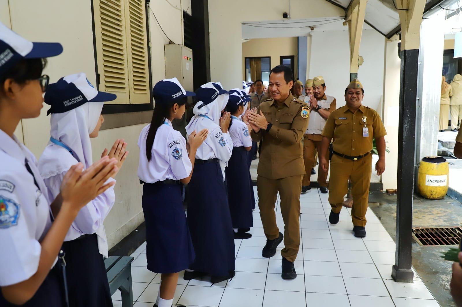 Bupati Kudus Sam’ani Intakoris melepas peserta program pertukaran pelajar di SMP Negeri 1 Kudus (Pemkab Kudus)
