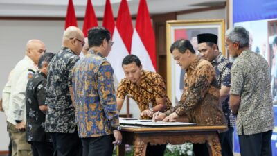 Gubernur Ahmad Luthfi menandatangani SK pengangkatan pejabat internal Pemprov Jateng. ( Foto: Dok Javanews.id/Humas Jateng)