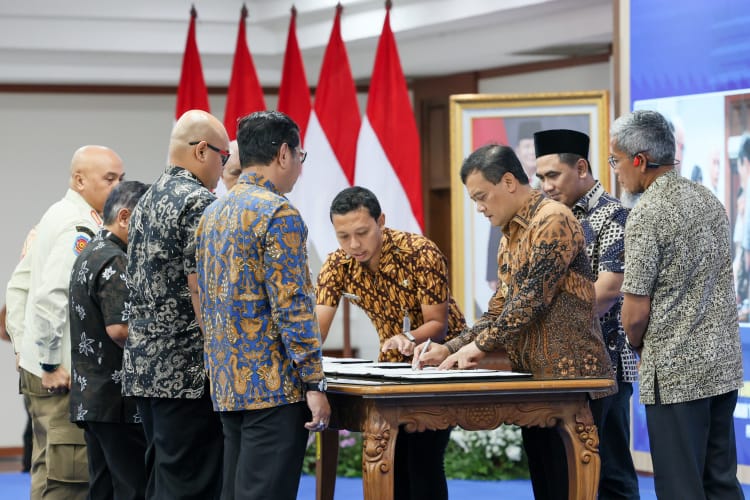Gubernur Ahmad Luthfi menandatangani SK pengangkatan pejabat internal Pemprov Jateng. ( Foto: Dok Javanews.id/Humas Jateng)