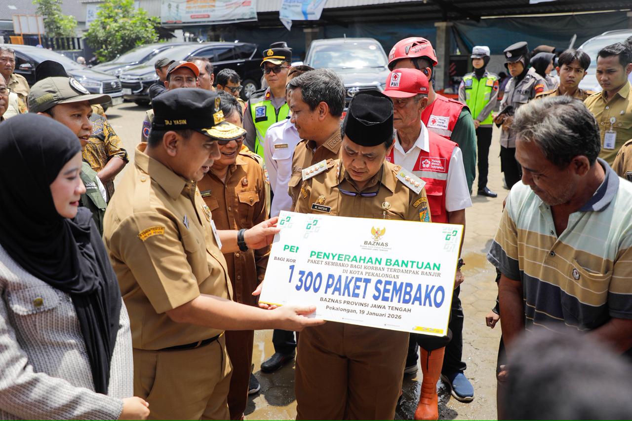 Wakil Gubernur Jateng Taj Yasin menyalurkan bantuan untuk para korban banjir di Pekalongan, Senin 19 Januari 2026 (foto: Pemprov Jateng)