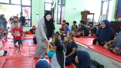 Anak-anak pengungsi banjir Pekalongan mengikuti kegiatan trauma healing (foto: Pemprov Jateng)