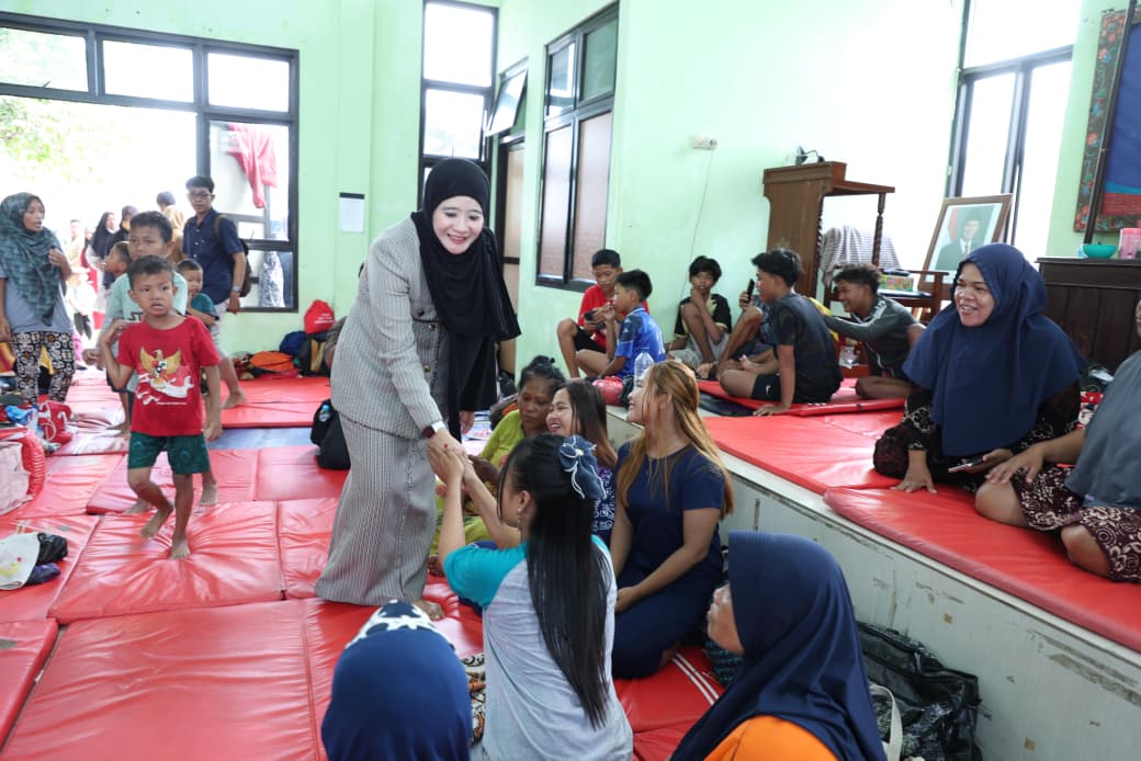 Anak-anak pengungsi banjir Pekalongan mengikuti kegiatan trauma healing (foto: Pemprov Jateng)