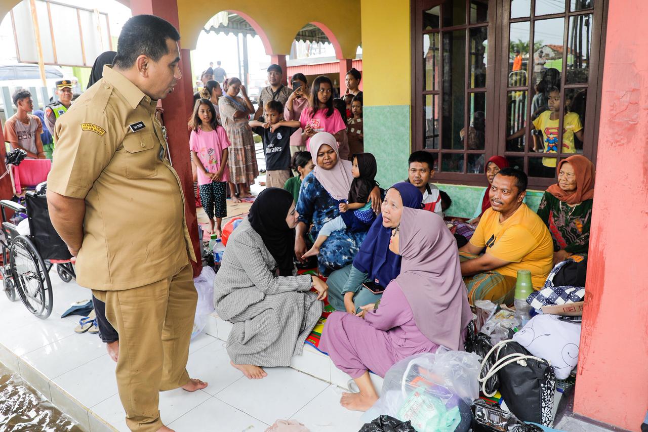 Wakil Gubernur Jateng Taj Yasin Maimoen menyapa pengungsi banjir di Posko Masjid Al Huda, Pekalongan, Senin 19 Januari 2026 (foto: Pemprov Jateng)