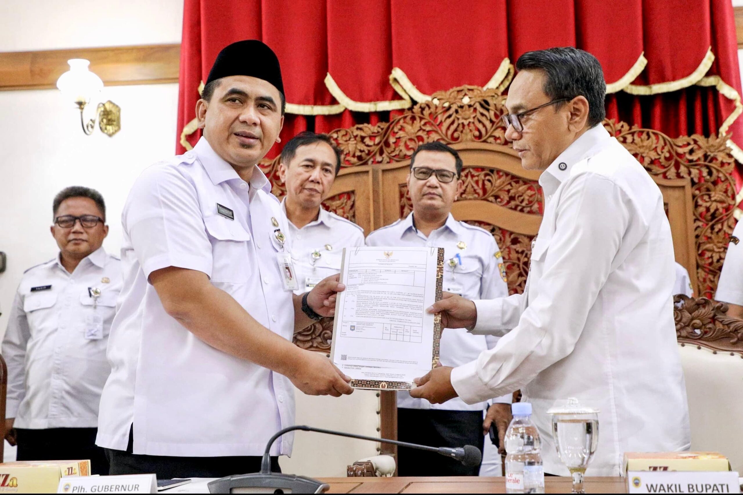 Wakil Gubernur Jateng Taj Yasin menyerahkan surat penugasan Plt Bupati kepada Risma Ardhi Chandra di Pendopo Pati, Rabu 21 Januari 2026 (foto: Pemprov Jateng)