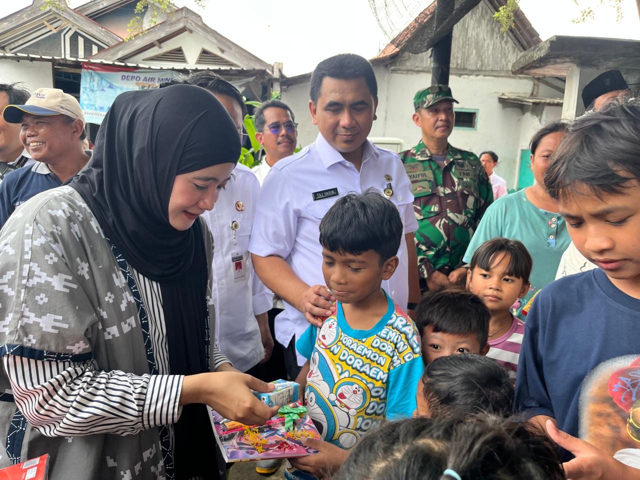 Bunda PAUD Jateng Nawal Arafah Yasin membagikan susu kepada anak-anak pengungsi banjir di Desa Doropayung, Pati 21 Januari 206 (foto: Pemprov Jateng)