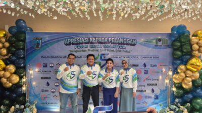 Wali Kota Salatiga Robby Hernawan (kedua dari kiri) berfoto bersama Dirut PDAM Salatiga Imron Cahyadi (kiri) (Pemkot Salatiga)