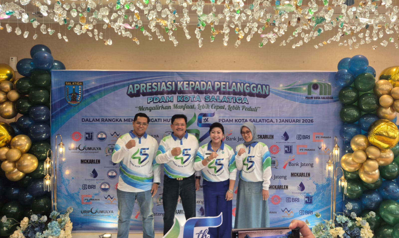 Wali Kota Salatiga Robby Hernawan (kedua dari kiri) berfoto bersama Dirut PDAM Salatiga Imron Cahyadi (kiri) (Pemkot Salatiga)