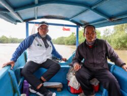 Perjuangan Guru Muchtar Menginspirasi Sekda Jateng Ikut Menyusuri Sekolah di Ujung Laguna