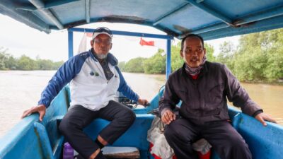 Perjuangan Guru Muchtar Menginspirasi Sekda Jateng Ikut Menyusuri Sekolah di Ujung Laguna