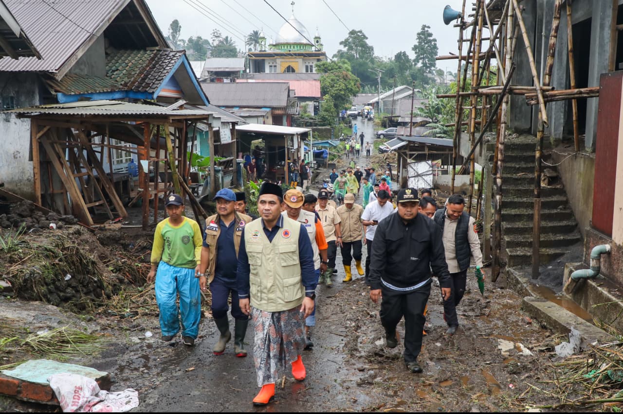 Wakil Gubernur Jateng Taj Yasin Maimoen meninjau lokasi banjir bandang di Desa Penakir, Pemalang, Minggu 25 Januari 2026 (foto: Pemprov Jateng)