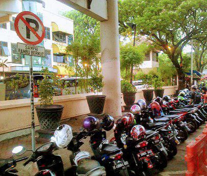Parkir sepeda motor di salah satu jalan di Kota Semarang. (foto: dok/istimewa)