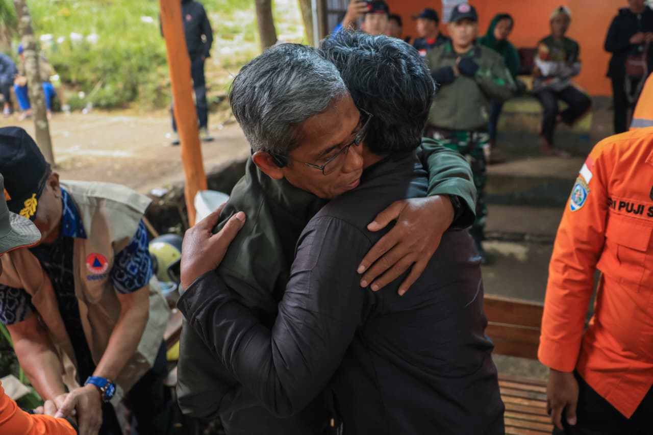 Sekda Jateng Sumarno menemui orang tua pendaki hilang di basecamp Mongkrang, Selasa 27 Januari 2026 (foto: Pemprov Jateng)