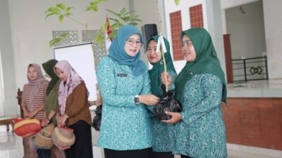 Ketua TP PKK Jateng Nawal Arafah Yasin menyerahkan bibit pohon dalam Gerakan Rabu Pon di Kudus, Selasa 27 Januari 2026 (foto: Pemprov Jateng)