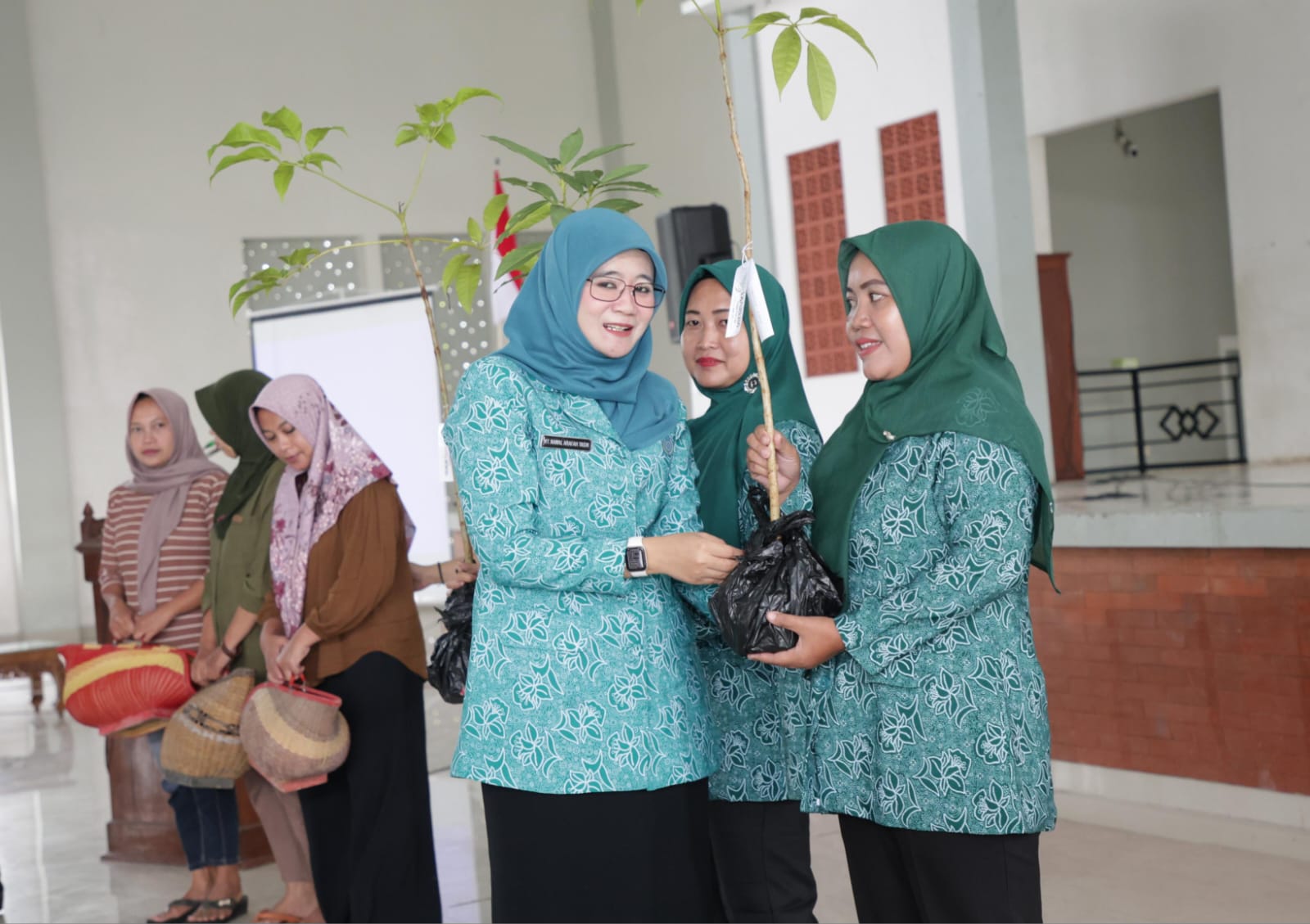 Ketua TP PKK Jateng Nawal Arafah Yasin menyerahkan bibit pohon dalam Gerakan Rabu Pon di Kudus, Selasa 27 Januari 2026 (foto: Pemprov Jateng)