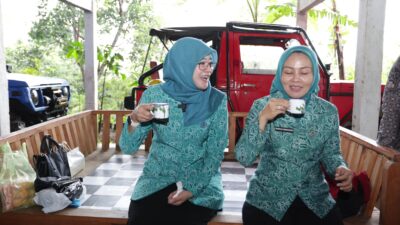 Ketua Dekranasda Jateng, Nawal Arafah Yasin, menikmati secangkir Kopi Tjolo di Desa Wisata Dukungwaringin, Selasa 27 Januari 2026 (foto: Pemprov Jateng)