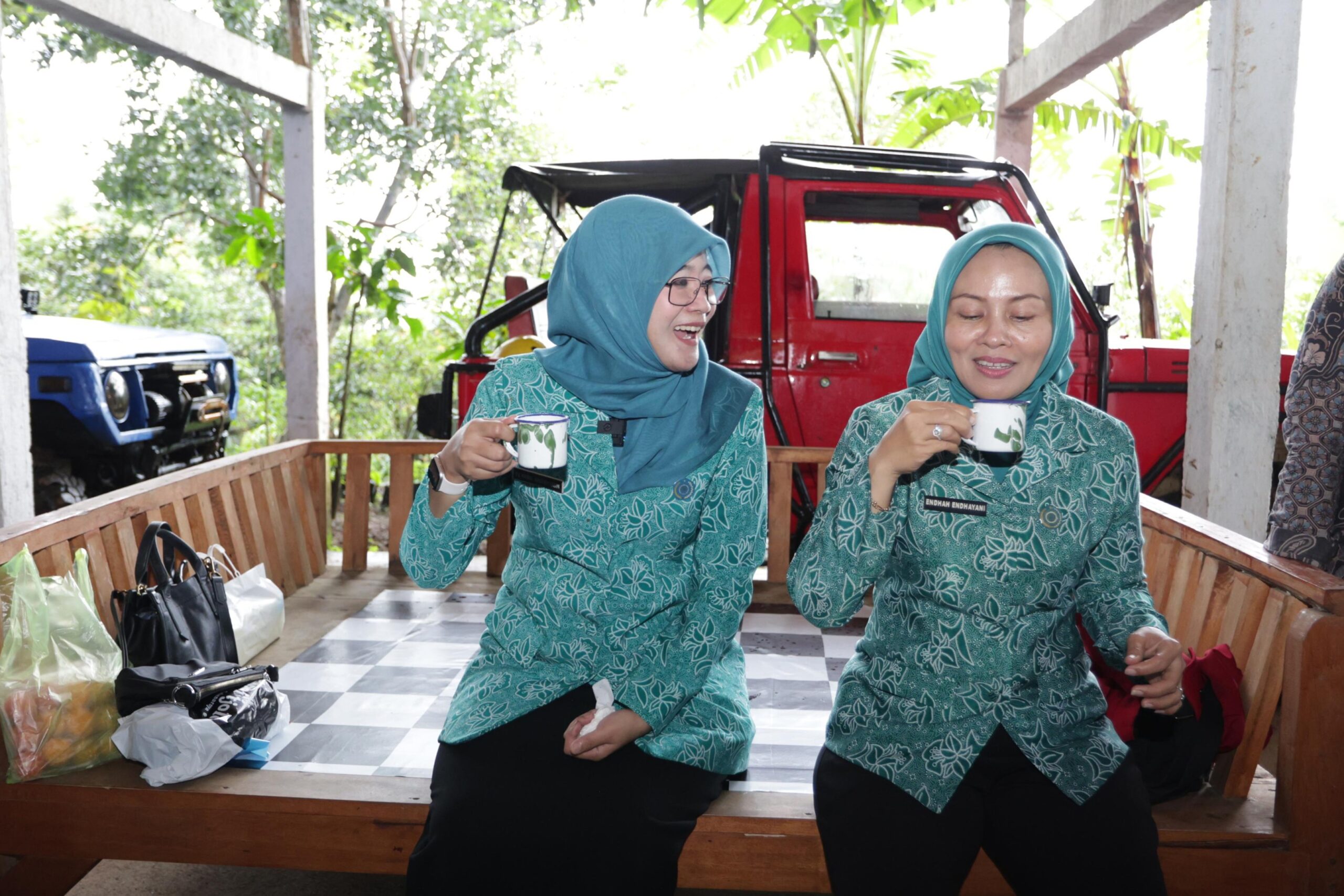 Ketua Dekranasda Jateng, Nawal Arafah Yasin, menikmati secangkir Kopi Tjolo di Desa Wisata Dukungwaringin, Selasa 27 Januari 2026 (foto: Pemprov Jateng)