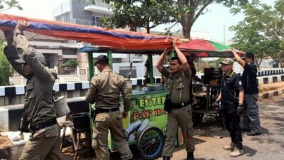 Penertiban PKL di salah satu ruas jalan oleh Satpol-PP Kota Semarang beberapa waktu lalu. (foto: dok/istimewa)