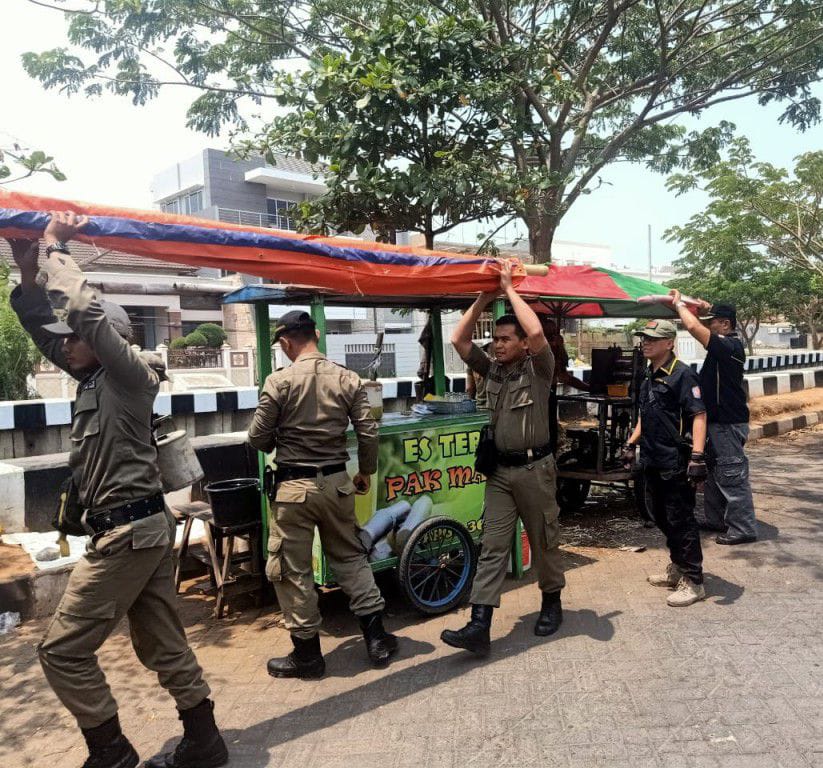 Penertiban PKL di salah satu ruas jalan oleh Satpol-PP Kota Semarang beberapa waktu lalu. (foto: dok/istimewa)