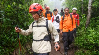 Sekda Jateng, Sumarno, ikut menyusuri jalur pencarian bersama tim SAR di Bukit Mongkrang, Rab u 28 Januari 2026 (foto: Pemprov Jateng)