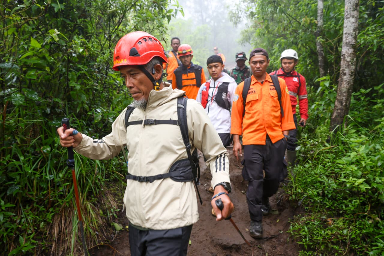 Sekda Jateng, Sumarno, ikut menyusuri jalur pencarian bersama tim SAR di Bukit Mongkrang, Rab u 28 Januari 2026 (foto: Pemprov Jateng)