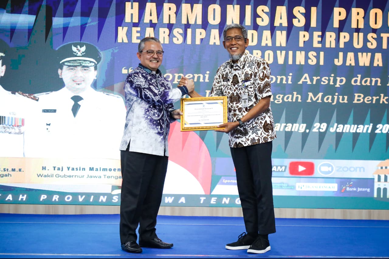 Sekda Jateng Sumarno menerima simbolis DAK Nonfisik Rp17,6 miliar di Gedung Gradhika Bhakti Praja, Semarang. Kamis 29 Januari 2026 (foto: Pemprov Jateng)