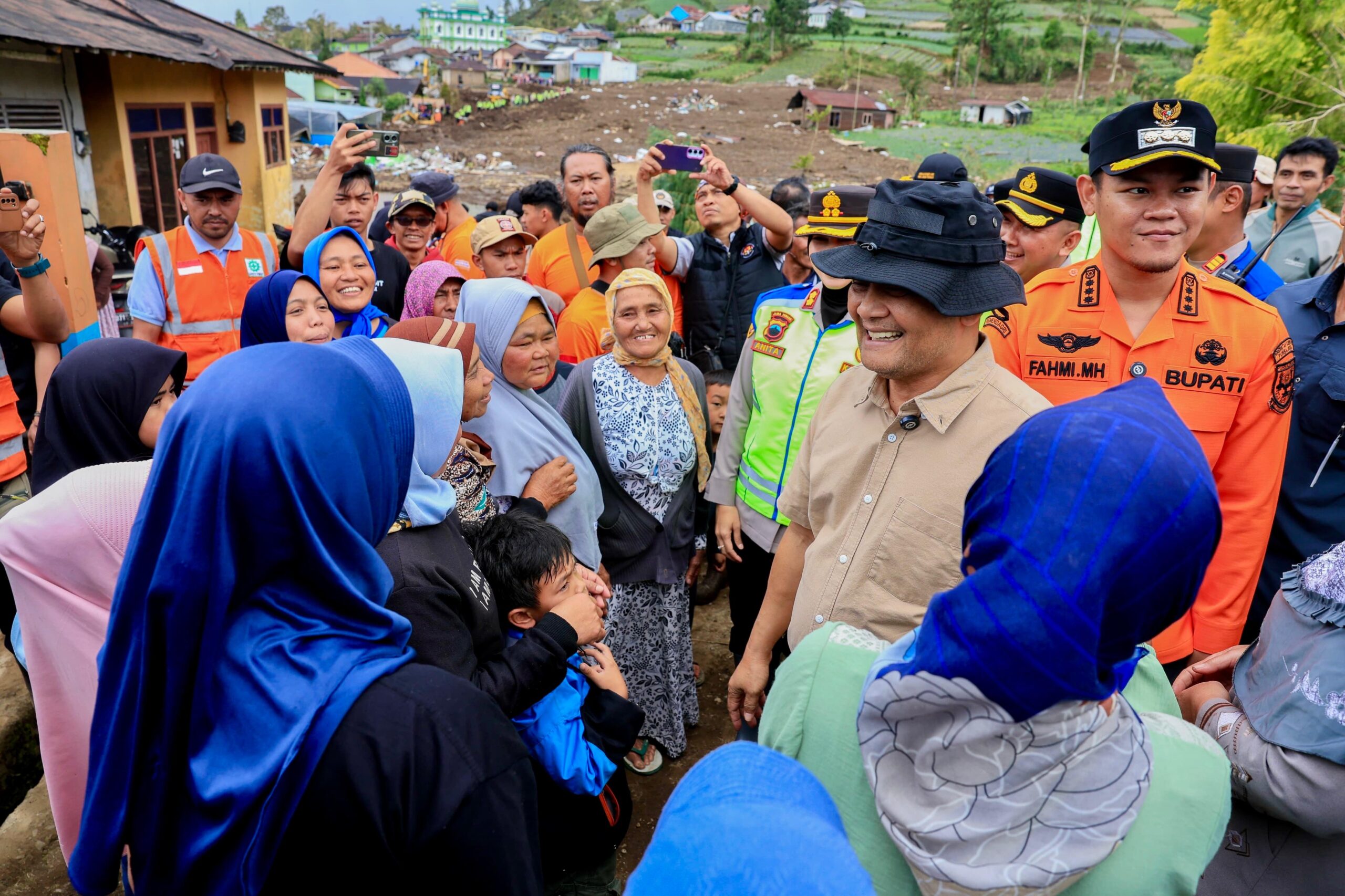 Gubernur Jawa Tengah Ahmad Luthfi berdialog dengan warga pengungsi banjir dan longsor di Desa Serang, Purbalingga, Jumat 30 Januari 2026 (foto: Pemprov Jateng)