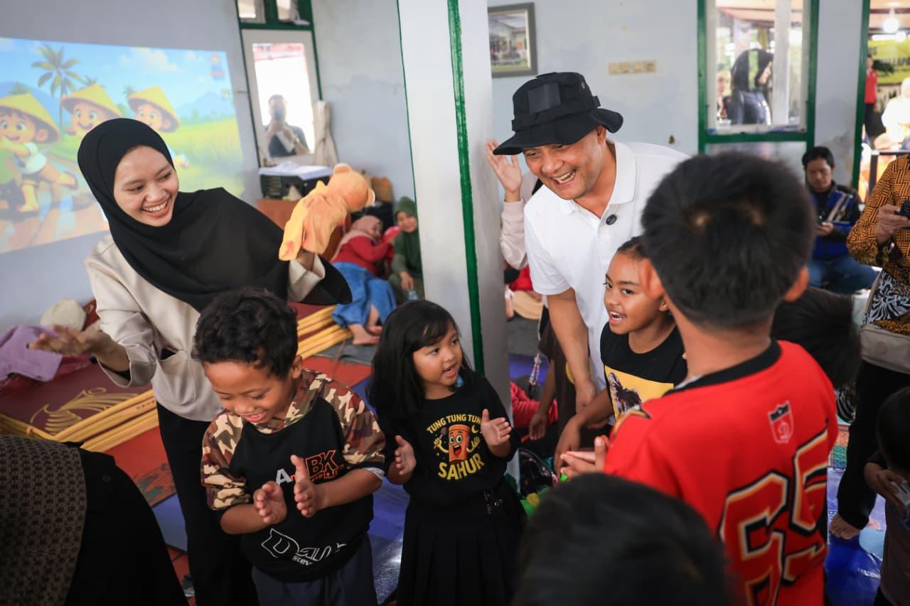 Gubernur Jateng Ahmad Luthfi menyapa anak-anak di posko pengungsian, menciptakan suasana hangat, Jumat 30 Januari 2026 (foto: Pemprov Jateng)