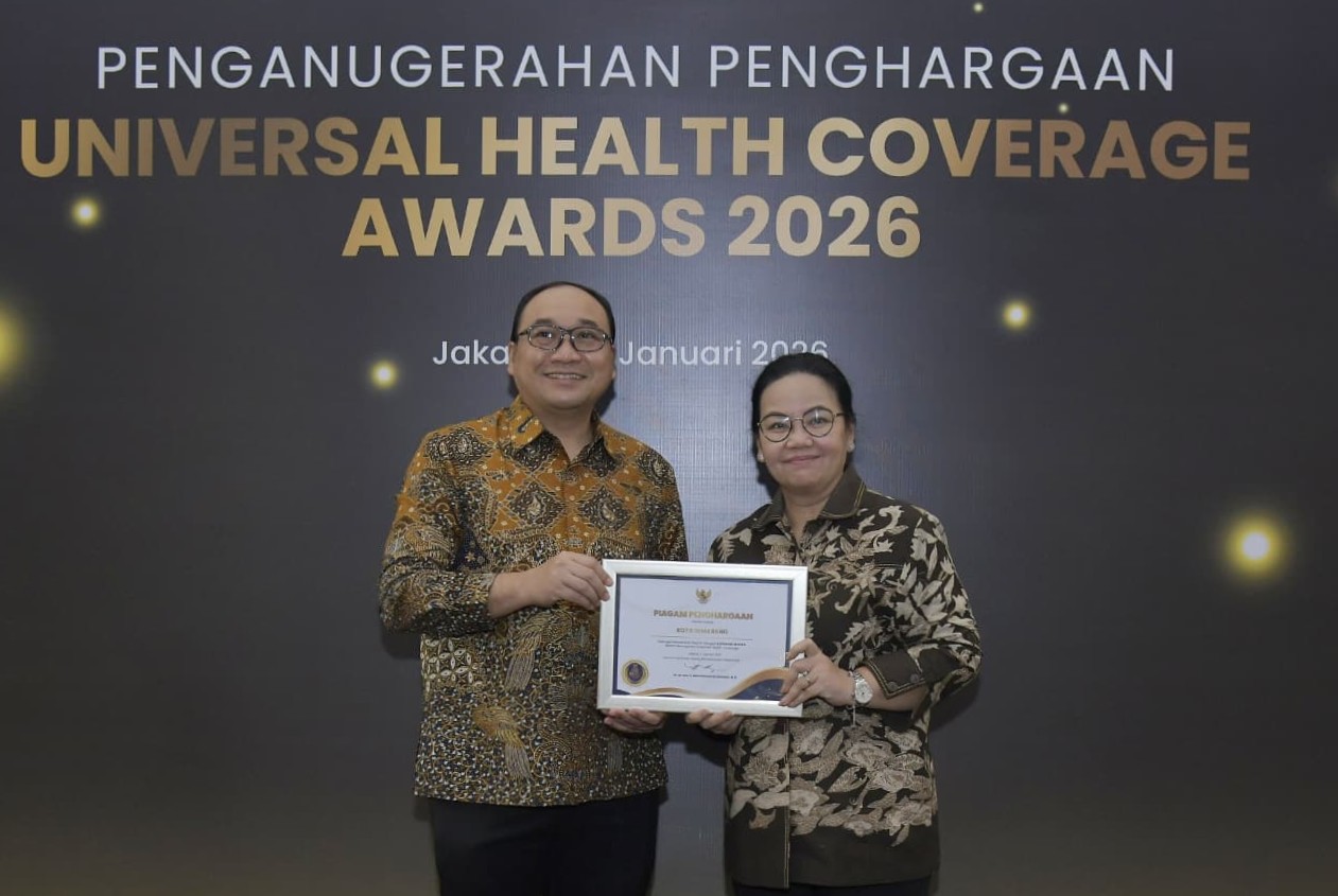 Wali Kota Semarang Agustina Wilujeng menerima UHC Award 2026 kategori Madya di Jakarta (foto: Pemkot Semarang)