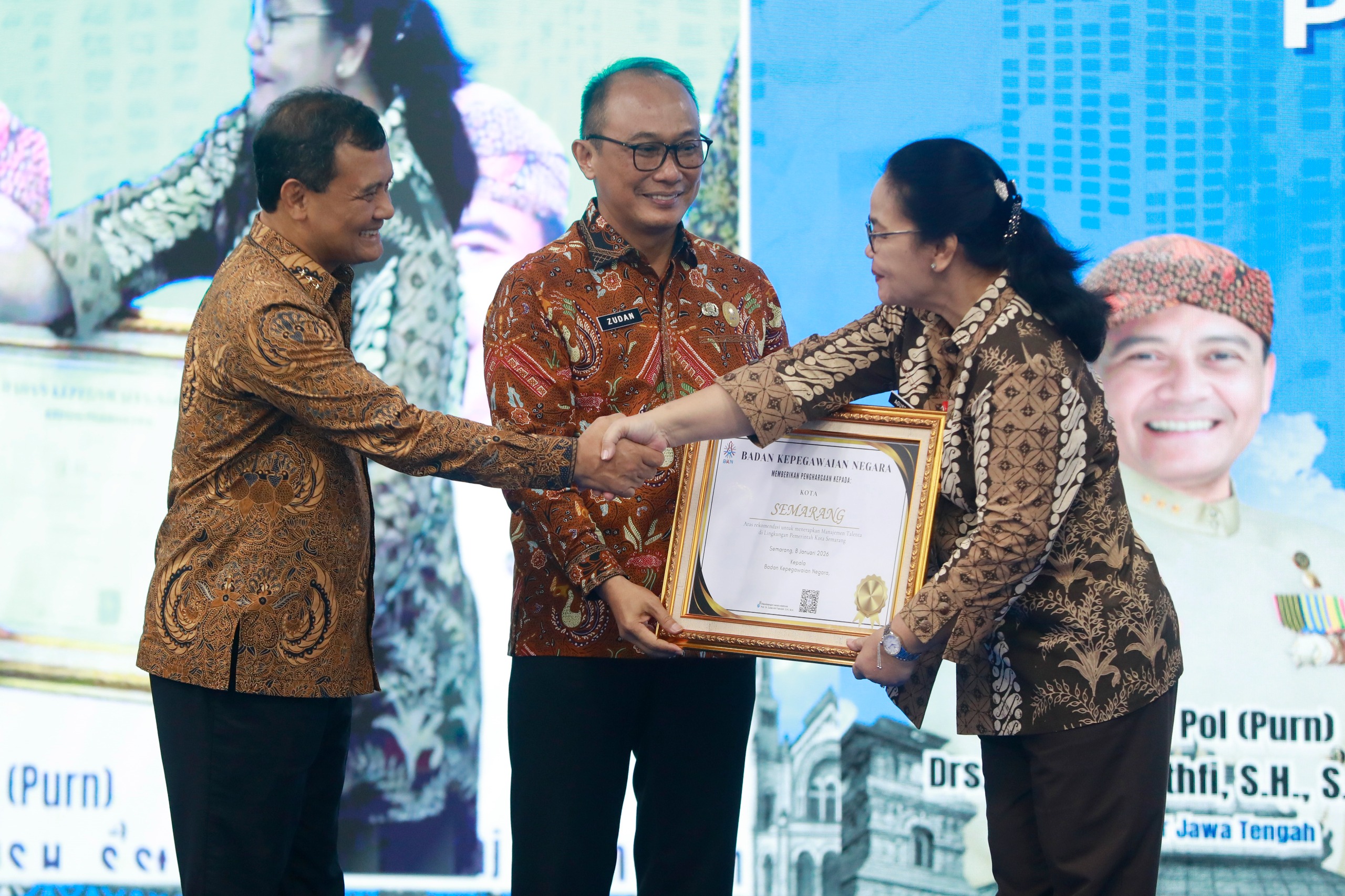 Wali Kota Semarang Agustina Wilujeng menerima Penghargaan Penerapan Manajemen Talenta dari Kepala BKN RI, Zudan Arif Fakhrulloh 8 Januari 2026 (foto: Pemkot Semarang)