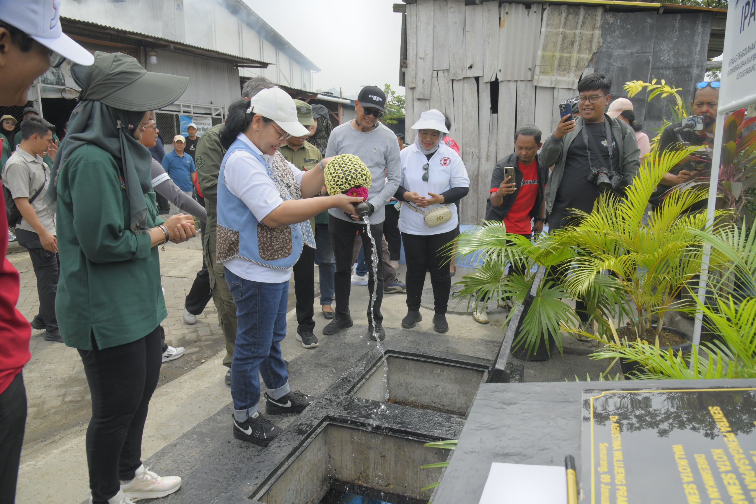 Wali Kota Semarang Agustina Wilujeng meninjau IPAL komunal di Kampung Mangut Bandarharjo, 9 Januari 2026 (foto: Pemkot Semarang)
