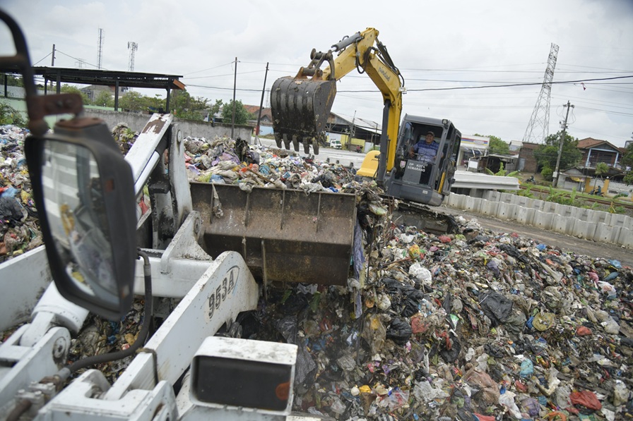 Sampah menggunung di TPS Muktiharjo Kidul (foto: Pemkot Semarang)
