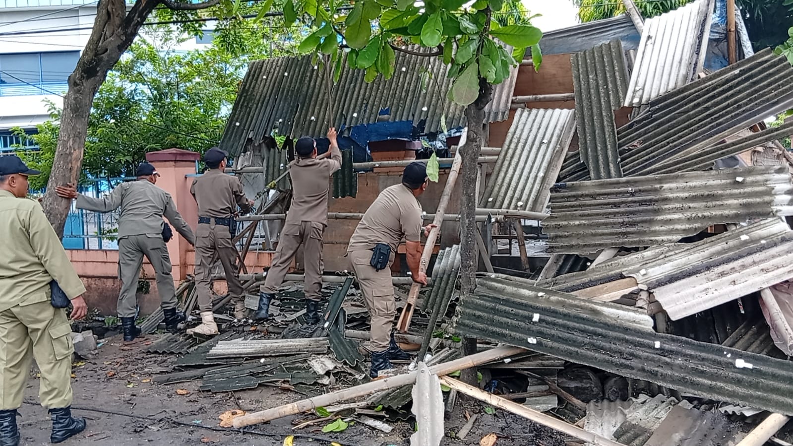 Satpol PP Kota Semarang menertibkan lapak PKL yang berdiri di atas saluran drainase di Pasar Kobong, Senin 12 Januari 2026 (foto: Pemkot Semarang)