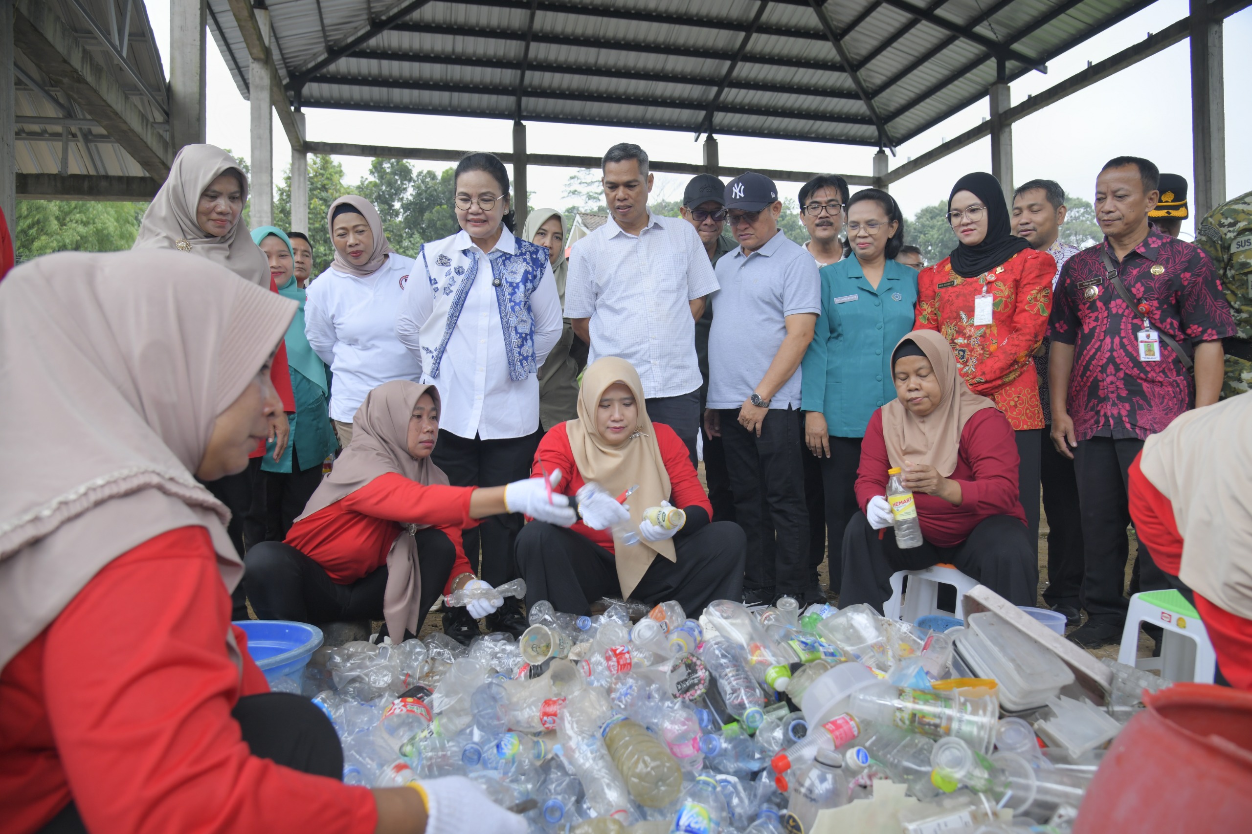 Aktivitas di Bank Sampah Alamanda Semarang (foto: Pemkot Semarang)