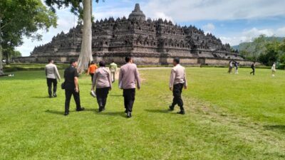 Meski Operasi Lilin berakhir, polisi tetap hadir memberikan pelayanan di destinasi wisata Jawa Tengah (foto: Polda Jateng)