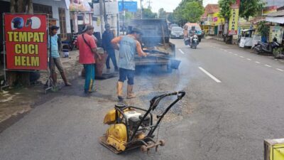 Petugas DPUPR Batang melakukan penambalan jalan kabupaten menjelang arus mudik Lebaran 2026 (foto: Pemkab Batang)