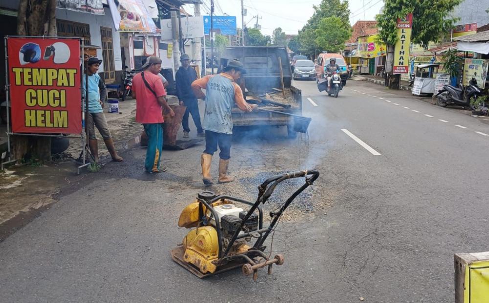 Petugas DPUPR Batang melakukan penambalan jalan kabupaten menjelang arus mudik Lebaran 2026 (foto: Pemkab Batang)