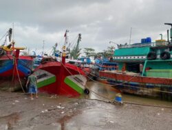 Bongkar Muat Terganggu Pendangkalan Muara Sungai, Biaya Nelayan Batang Naik 10 Persen