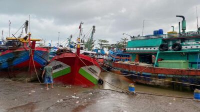 Bongkar Muat Terganggu Pendangkalan Muara Sungai, Biaya Nelayan Batang Naik 10 Persen