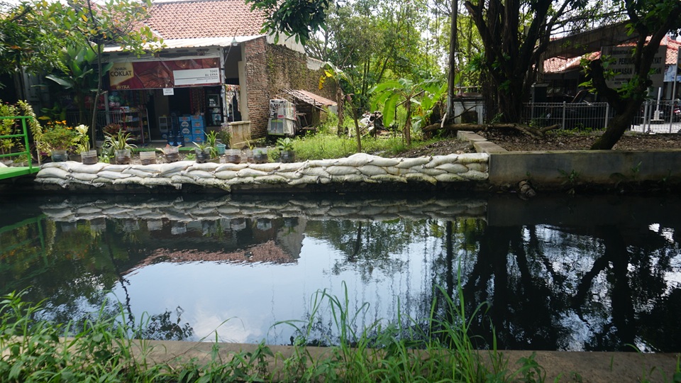 Petugas DPUPR Kota Pekalongan memasang sandbag di titik rawan limpasan sungai (foto: Pemkot Pekalongan)